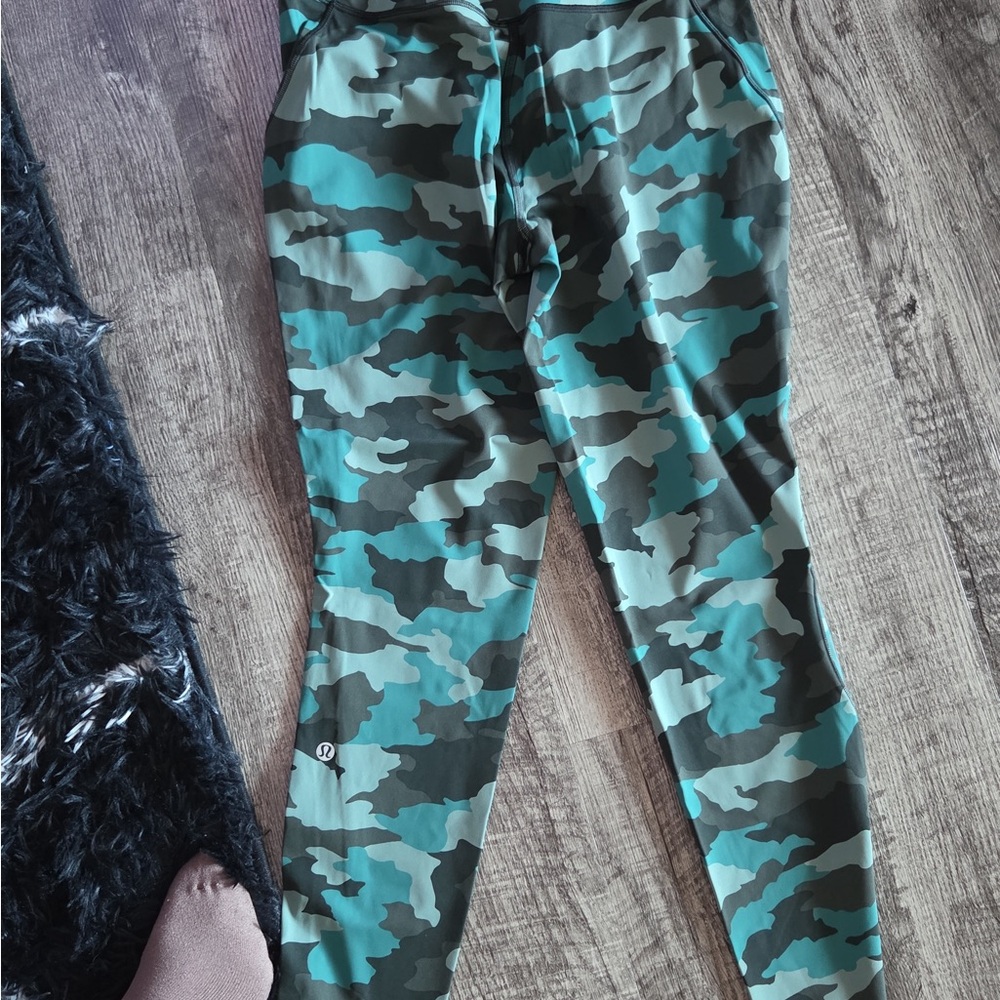 lululemon athletica Wunder Under HR Size 10 Teal & Black Camo Leggings